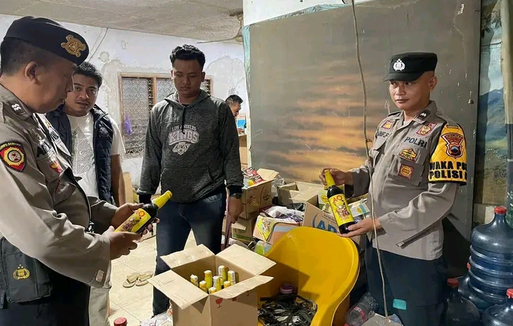 Anggota Polsek Sragi menyita puluhan botol minuman keras