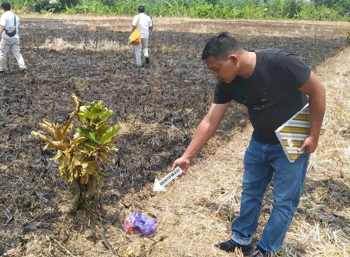 Petugas kepolisian Polres Pekalongan sedang menunjukkan lokasi tewasnya Kakek berinisial C akibat terbakar