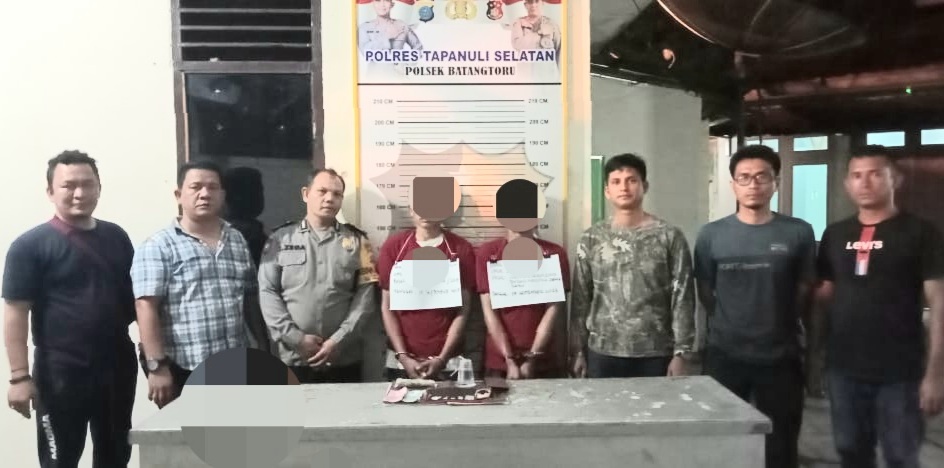 Kapolsek Batang Toru, AKP Tona Simanjuntak, bersama Tim Opsnal usai gerebek Lapak narkoba di Desa Muara Huta Raja, hingga akhirnya dua orang pria tertangkap