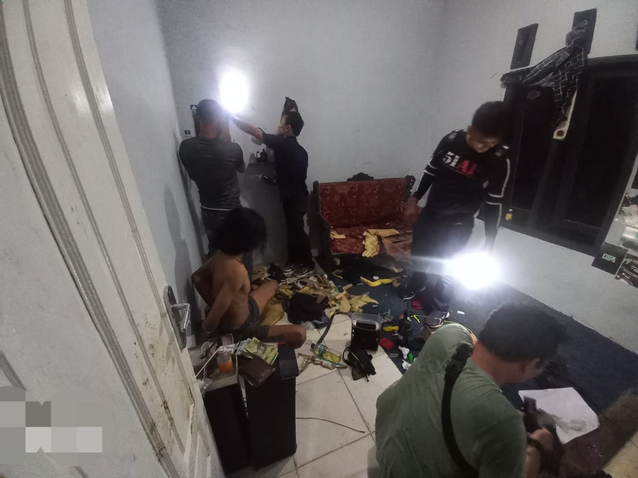 Seorang terduga pengedar sabu yang ketakutan dan sembunyi di dalam Kamar saat digerebek personel Polsek Batang Toru