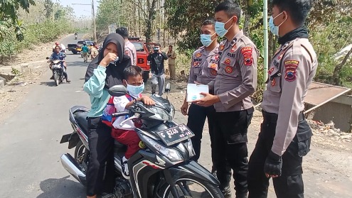 Kepolisian resor pemalang bagikan masker bagi warga yang terpapar asap kebakaran TPA Pesalakan