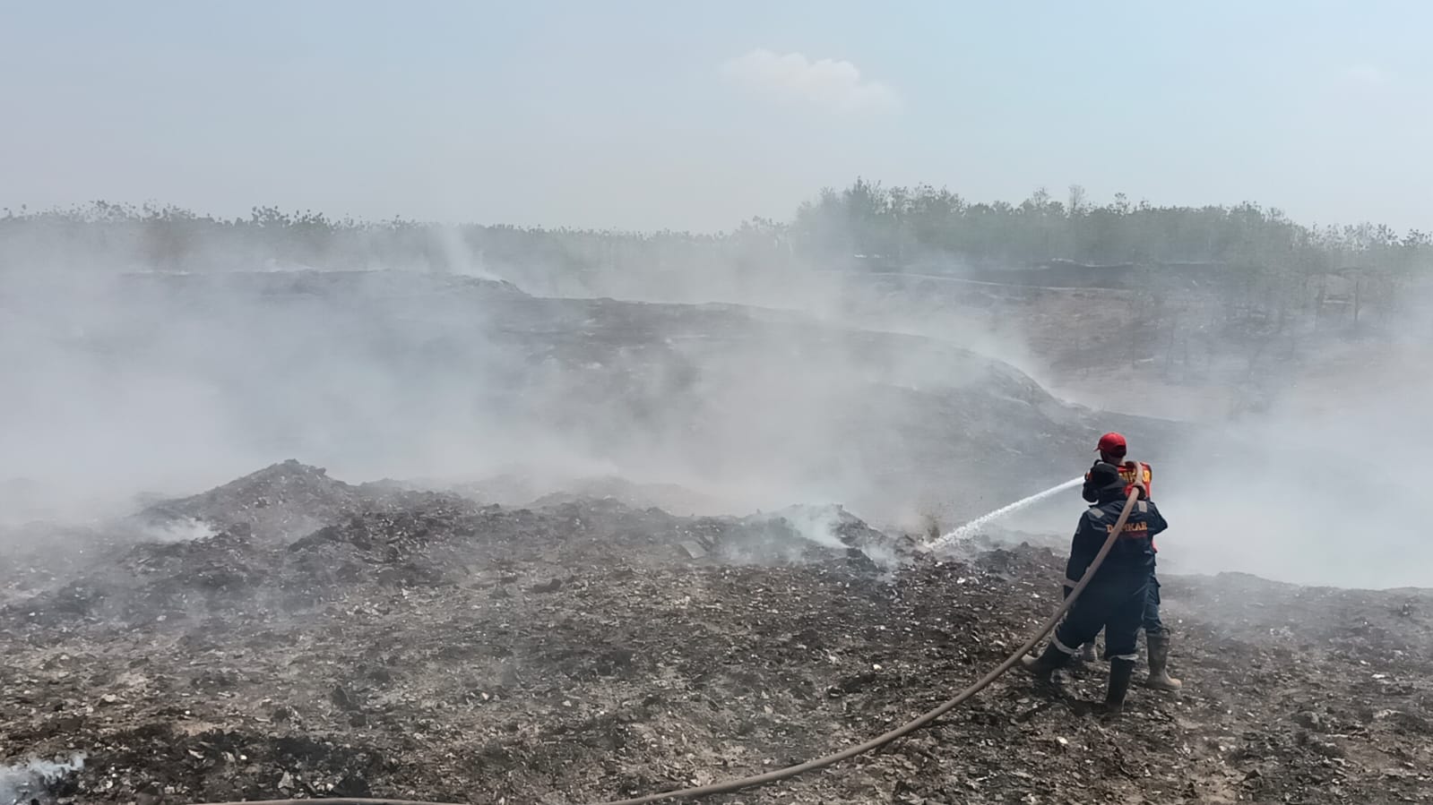 Petugas Damkar Pemalamg masih memadamkan beberapa titik api di TPA Pegongsoran Kecamatan Pemalang