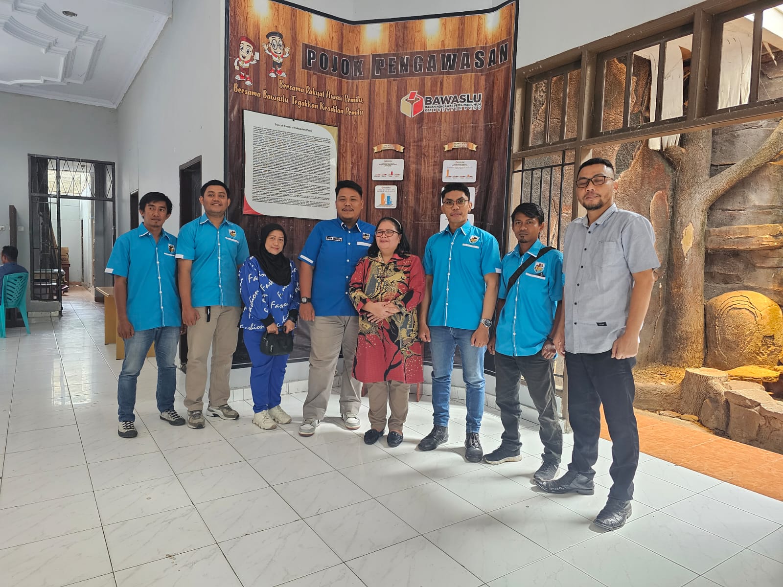 Foto bersama DPD KNPI bersama jajaran Bawaslu Kabupaten Poso