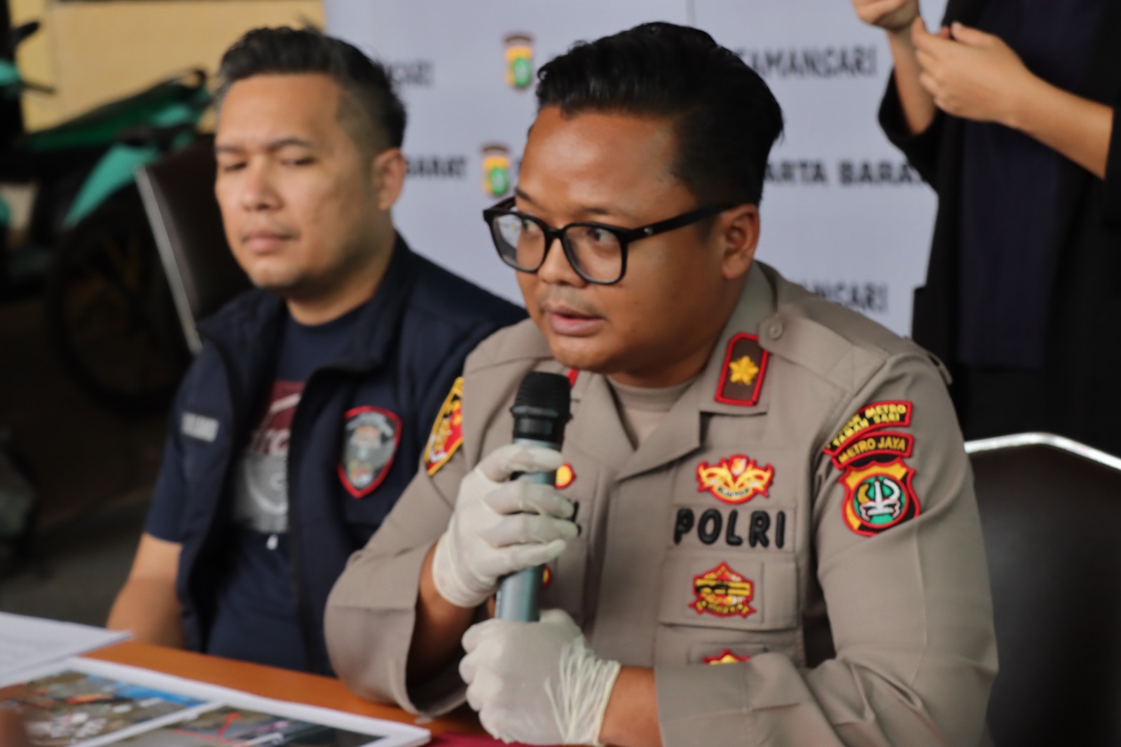 Konferensi pers polsek Tamansari Jakarta Barat