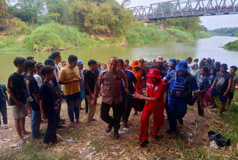 Tim SAR gabungan berhasil menemukan korban bocah tenggelam di sungai Comal, Pemalang