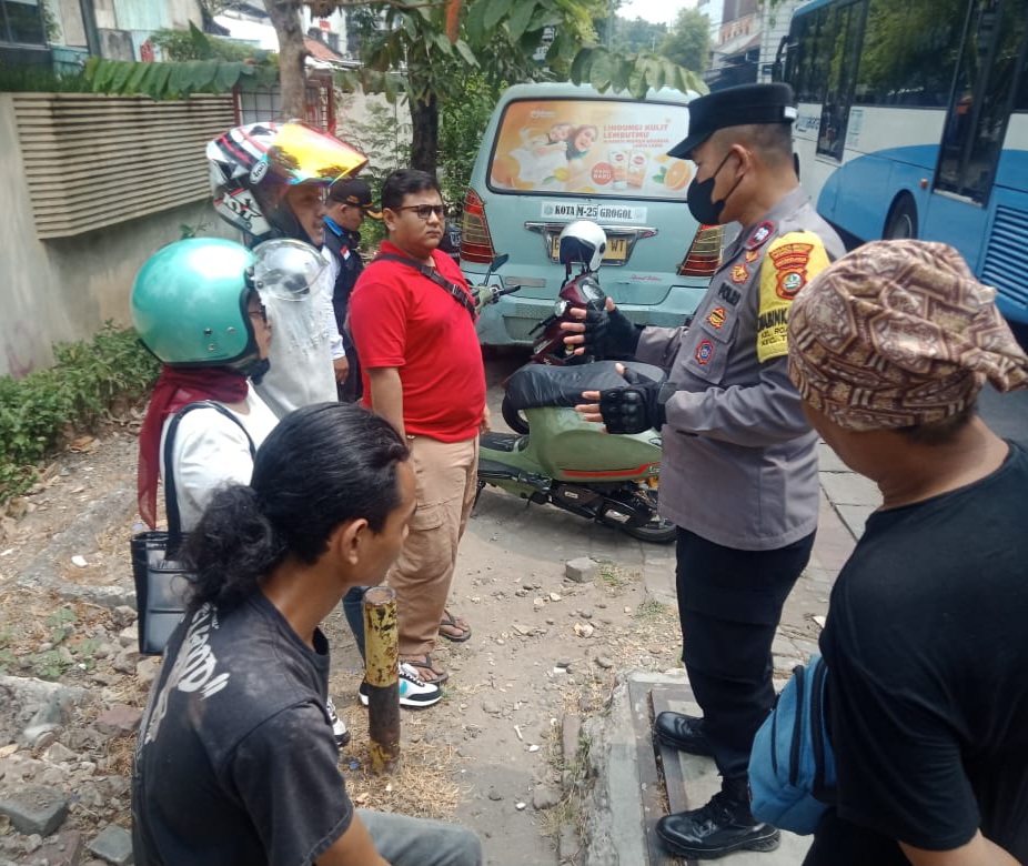 Anggota Polres Metro Jakarta Barat saat memberi edukasi kepada masyarakat