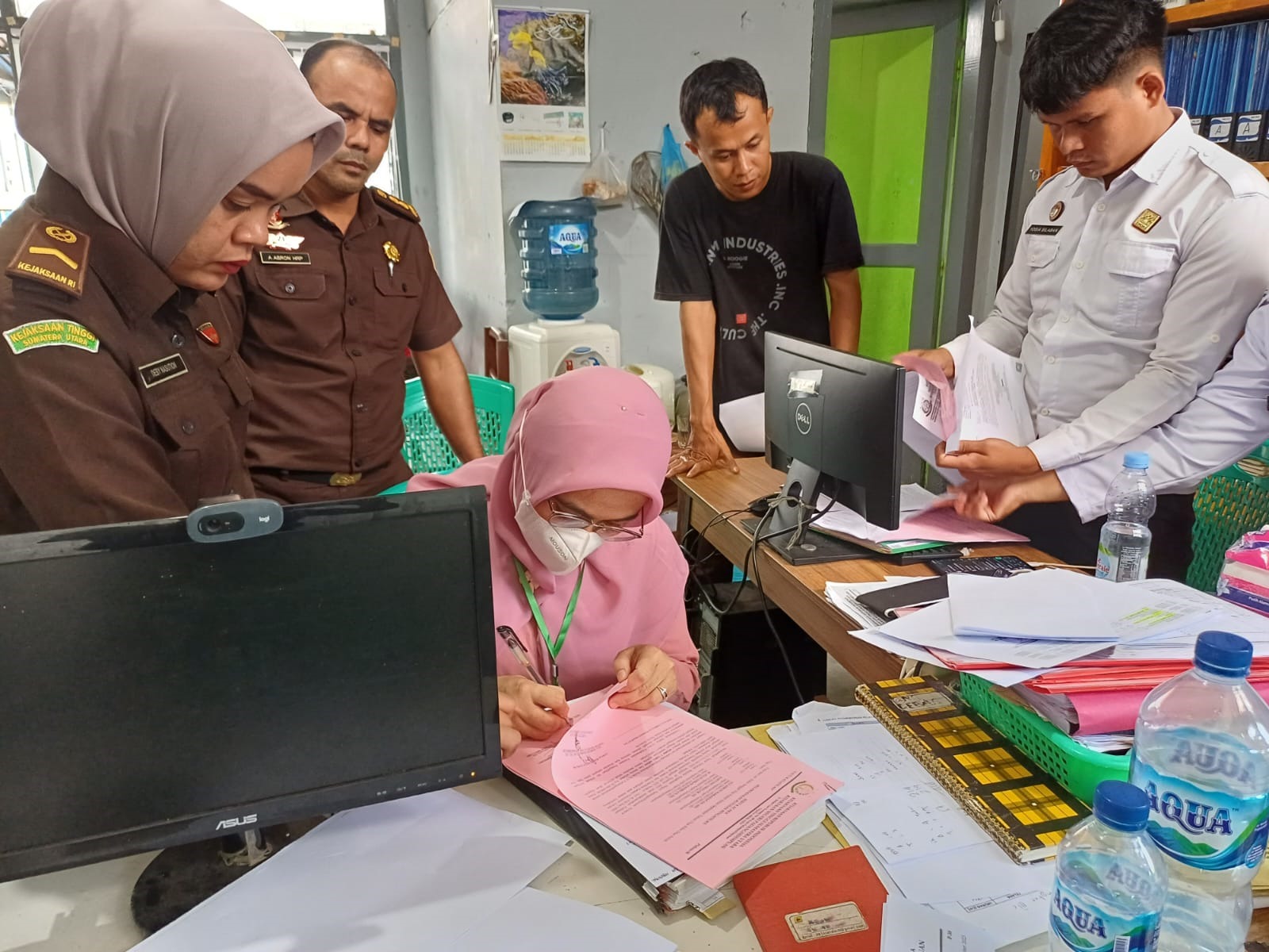 Tim Jaksa Tindak Pidana Khusus Kejari Padangsidimpuan saat hendak mengeksekusi Eks Bendahara Puskesmas Wek I ke Lapas Kelas IIB Salambue