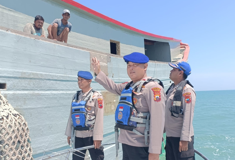 Kasatpol Airud Polres Pemalang AKP Heru Irawan sambangi nelayan di tengah laut guna memastikan keamanan dalam bekerja