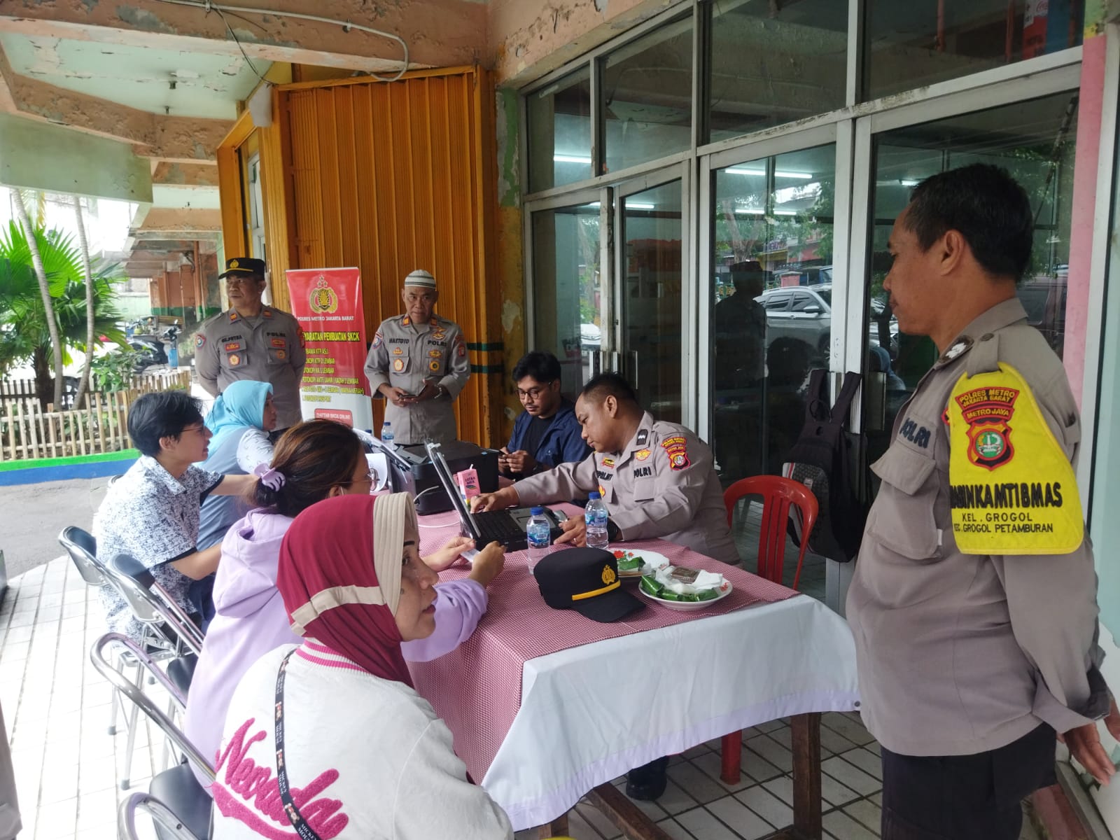 Pelayanan masyarakat Helo Polisi di area pasar Grogol Jakarta Barat