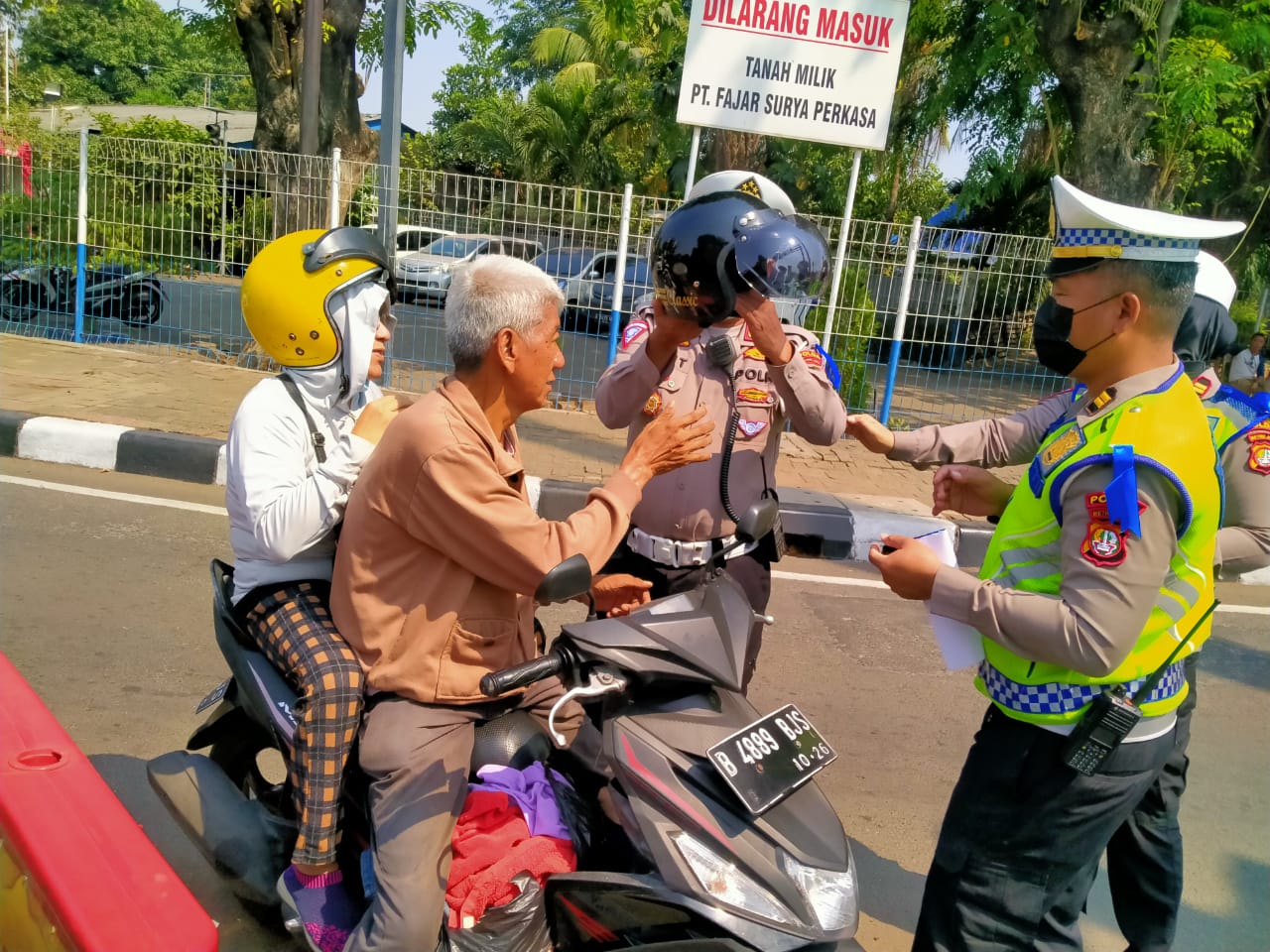 Operasi Zebra 2023, Satlantas Polres Metro Jakarta Barat Bagikan Helm ke Pengendara Motor