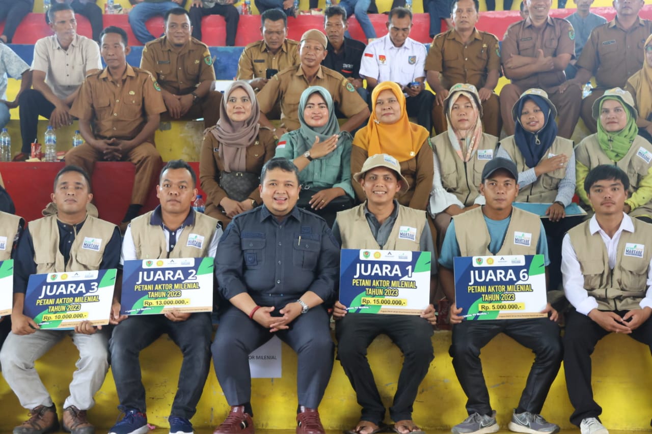 Bupati Tapsel, H Dolly Pasaribu, berfoto bersama dengan pemenang aktor petani milenial yang diinisiasi PT AR dengan harapan dapat majukan pertanian daerah