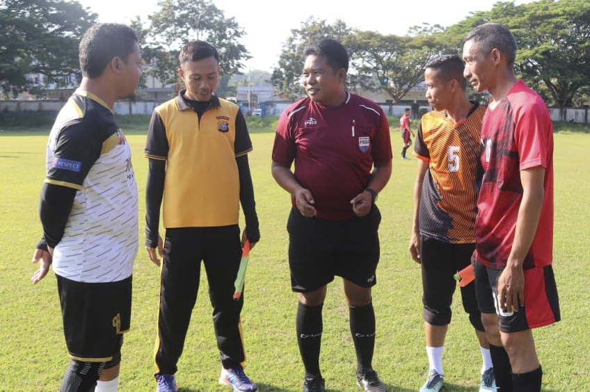 Suasana dimulainya pertandingan sepak bola di internal Polri, usai di buka oleh Kapolres Poso.