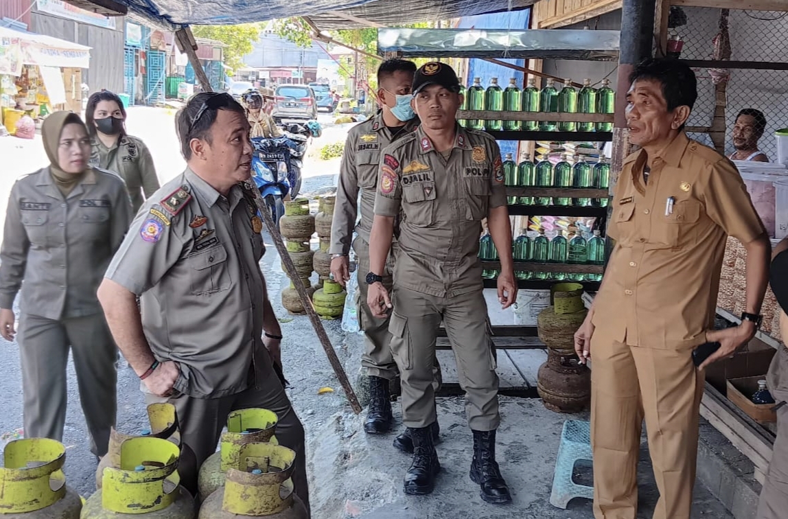 Tampak tim kumperindag Poso bersama Kesbang - Pol Poso serta sat Pol -PP (saat melakukan inspeksi pada sejumlah pangkalan gas bersubsidi terkait harga