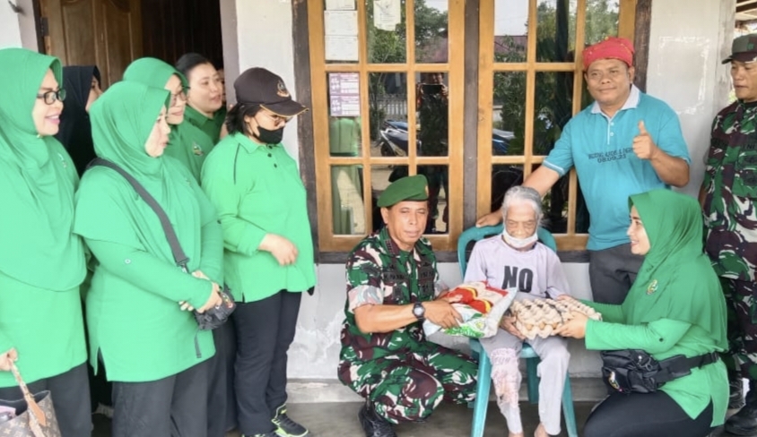 Koramil 1307 -11 bersama ibu ibu Persit saat menyambangi warga dan memberikan bantuan paket Sembako