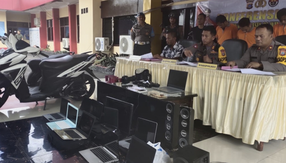 Tampak para terduga pelaku Pencurian serta barang bukti saat konferensi Pers oleh Kapolres Poso