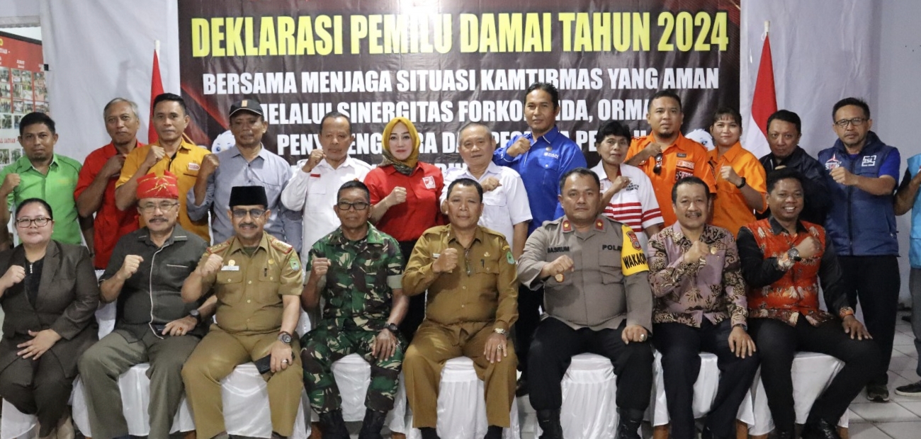 Foto bersama seluruh elemen dan komponem bangsa usai melaksanakan deklarasi damai pemilu 2024 di Polres Poso.