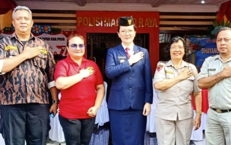 Tampak pengurus KBPP Polri Resor Poso , saat foto bersama dengan Bupati Poso dr. Verna lGM Inkiriwang