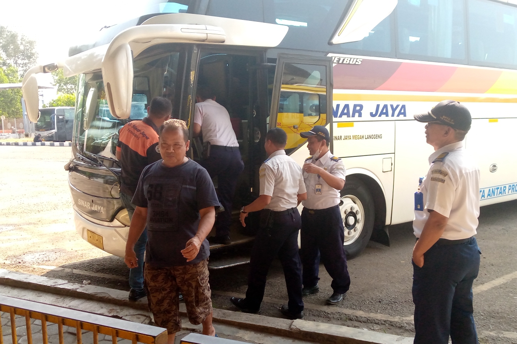 Petugas dari dinas perhubungan mengecek kesiapan pemberangkatan Bus AKAP di Terminal induk Pemalang