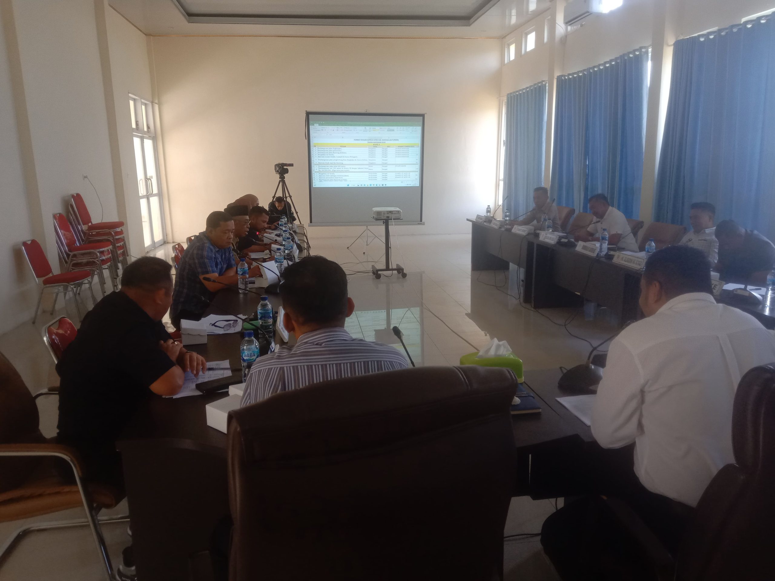 RAPAT RESES. Nampak jalannya rapat reses anggota legislatif Balut di ruang sidang Komisi l DPRD, Kamis (16/9). Rapat sempat diwarnai insiden banting mikrophone