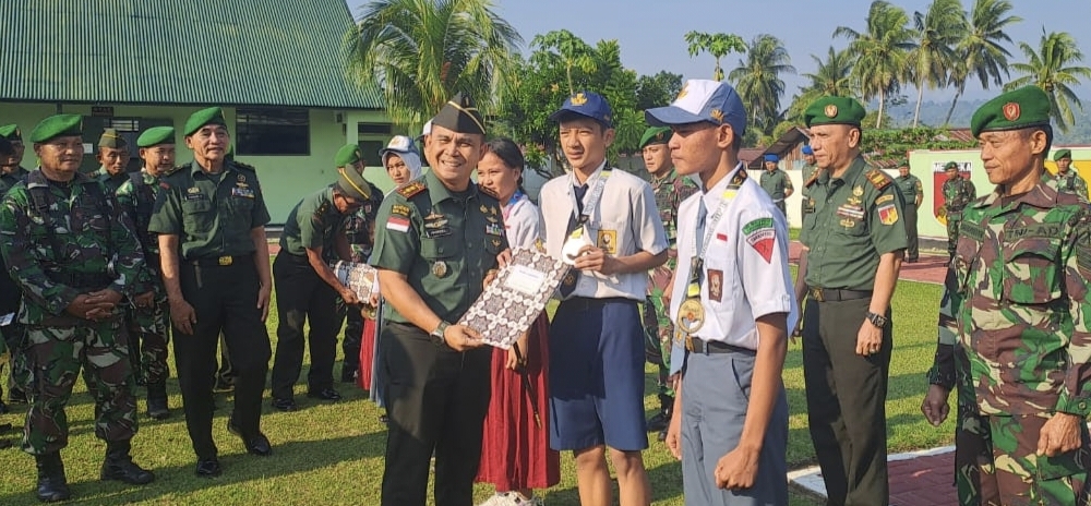 Tampak Komandan Kodim 1307/Poso, saat memberikan penghargaan kepada putera puteri anggota yang telah berprestas