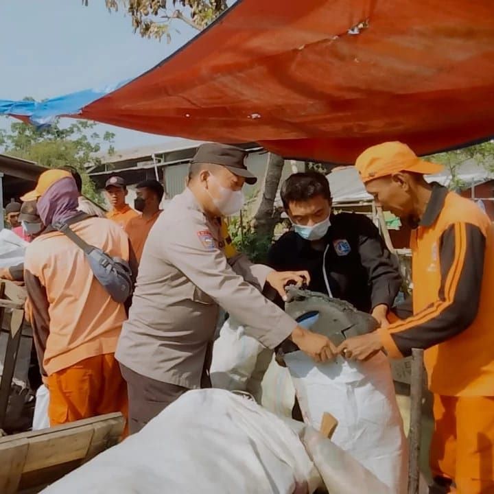 Bhabinkamtibmas Tegal Alur Polsek Kalideres ikut membantu dalam kegiatan Kerja Bakti Massal pasca kebakaran