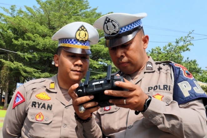 Petugas Satlantas polres Pemalang melihat pelanggaran lalulintas dari hasil rekaman ETLE Drone