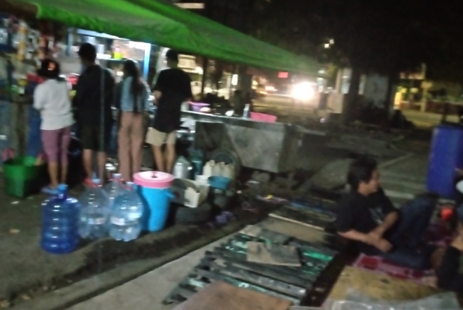 Suasana warung setan Tengah malam simpang empat semakin malam semakin ramai pembeli.