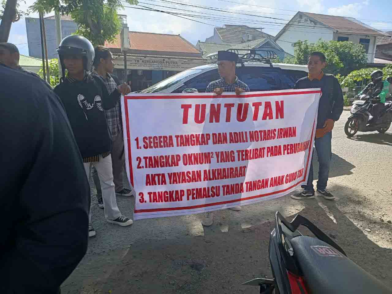 Spanduk tuntutan masa aksi dari FPA saat menyampaikan aspirasi di Kanwilkumham Sulteng. Kamis, 21/9/2023.