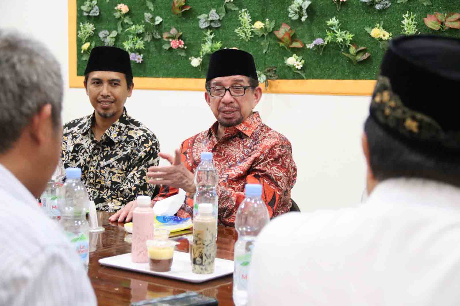 Dr. Salim Aljufri, Ketua Majelis Syuro Partai Keadilan Sejahtera (PKS), didampingi Ketua DPW PKS Sulteng, Muhammad Wahyuddin, saat berdialog dengan tokoh masyarakat Kota Palu.