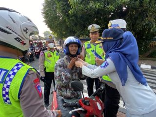 Jasa Rahaja dan Satlantas Jakarta Barat Bagikan Helm Gratis Ke Pengendara Motor