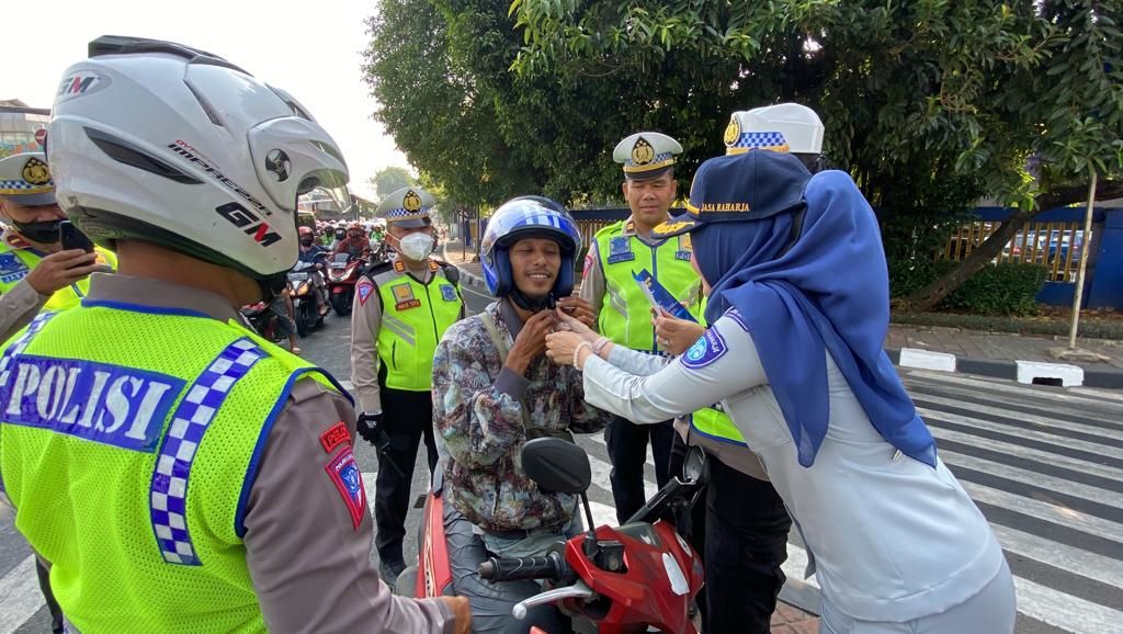 Jasa Rahaja dan Satlantas Jakarta Barat Bagikan Helm Gratis Ke Pengendara Motor