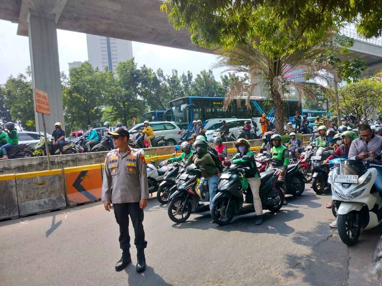 Kompol Arif Purnama Oktora, saat Tertibkan Arus Lalu Lintas KTT ASEAN