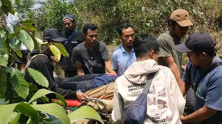 Warga mengevakusi korban kecelakaan di Desa Wonomerto