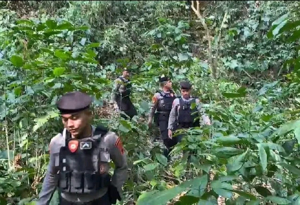 Anggota Sat Samapta Polres Pekalongan menyisir wilayah hutan lindung Petungkriyono, dalam Patroli cegah kebakaran.