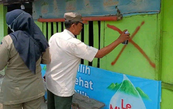 Sebuah warung disinyalir buat praktek pelacuran ditutup petugas.