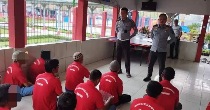 Kepala Kesatuan Pengamanan Rutan Kelas IIB Sipirok, Leo Sihaloho (kiri), dan Kepala Sub Seksi Pelayanan Tahanan, Boyma Harahap (kanan), usai membagikan kaos ke Tamping