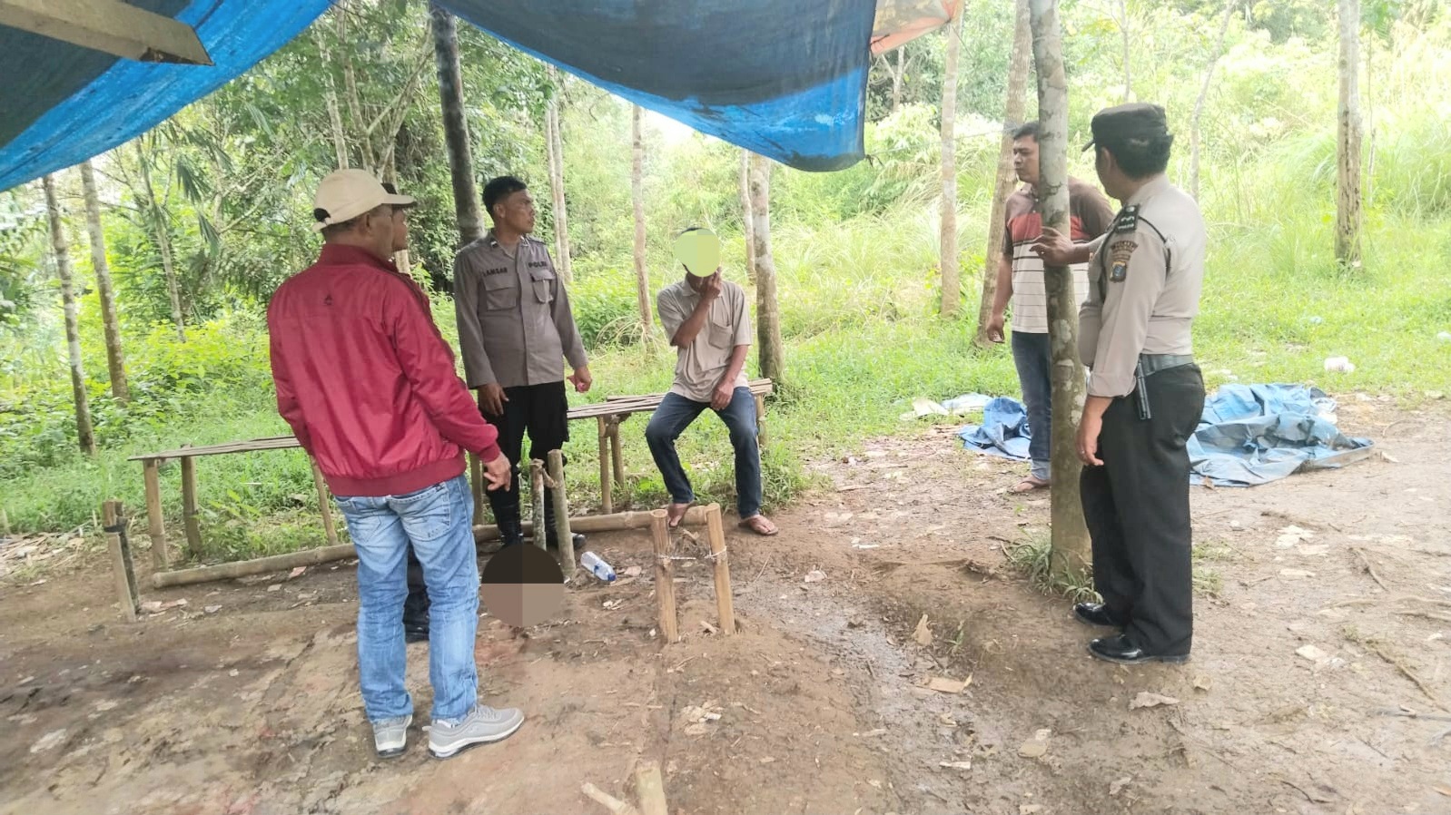 Polisi saat menggerebek sebuah lokasi yang diduga kuat menjadi tempat permainan judi sabung ayam di wilayah hukum Polsek Sipirok, Polres Tapanuli Selatan