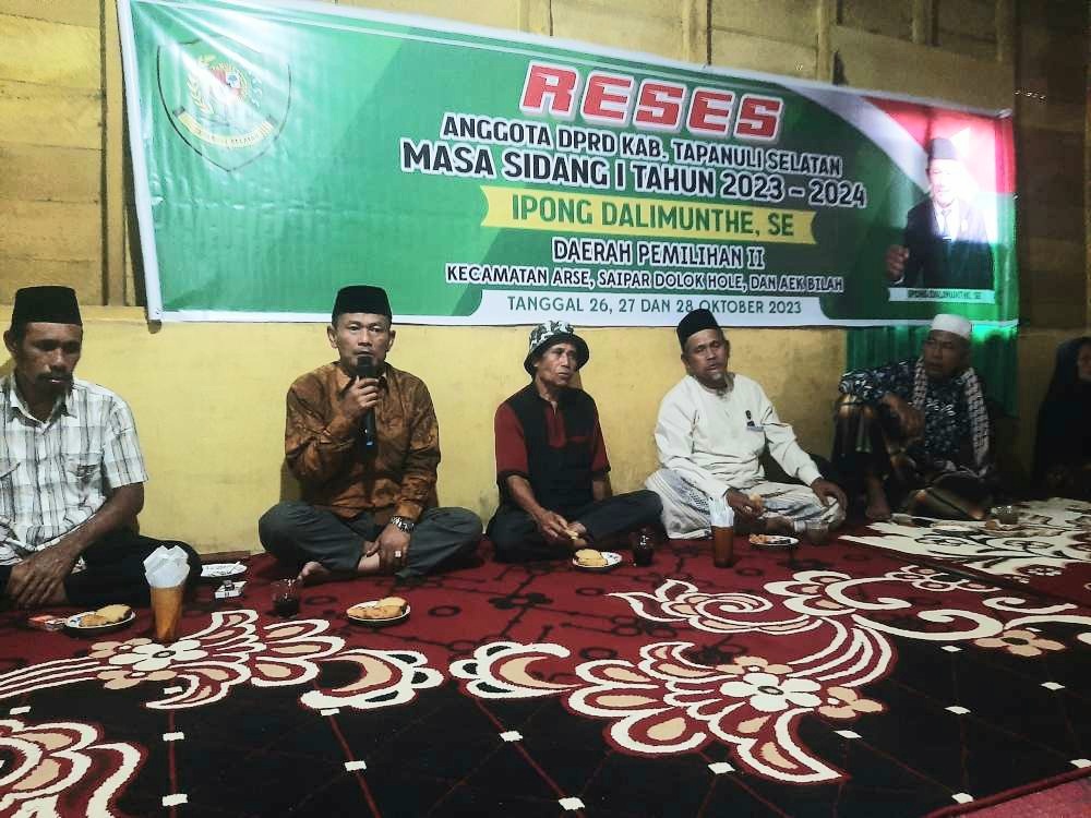 Anggota DPRD Tapsel, Ipong Dalimunthe, memberikan sambutan saat menggelar Reses Masa Sidang I tahun 2023-2024 di Kampung Batu Horpak Jae, Desa Pinagar, Kecamatan Arse