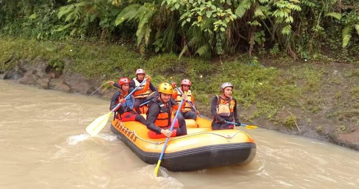 Tim pencarian dari BPBD Padangsidimpuan saat mencari 2 bocah korban hanyut terseret derasnya arus Sungai Batang Ayumi