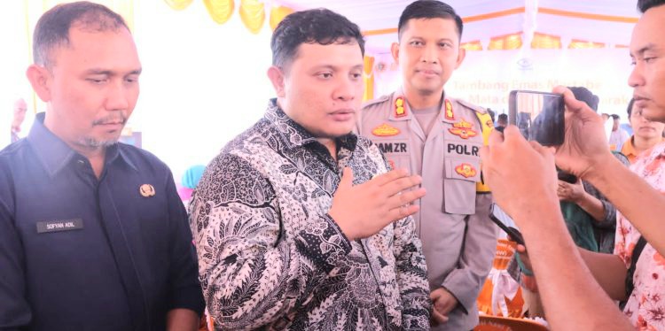 Ketua DPRD Tapsel, Abdul Basith Dalimunthe (tengah), saat diwawancarai sejumlah awak media bersama Kapolres Tapsel, AKBP Imam Zamroni (kanan) dan Sekdakab Tapsel, Sofyan Adil (kiri), baru-baru ini