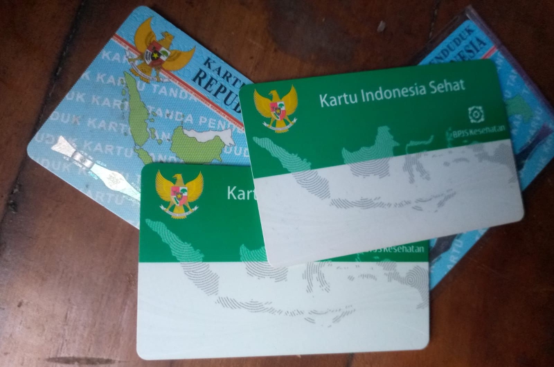 Beberapa lembar KIS - PBI milik warga kelurahan Bojongbata