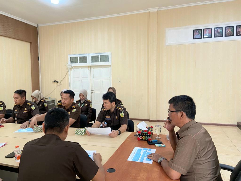 Kajari Padangsidimpuan, Jasmin Simanullang, didampingi Kasi Intel, Yunius Zega, dan lainnya, saat ekspose penetapan tiga orang tersangka kasus dugaan korupsi proyek IPAL Domestik Dinas Lingkungan Hidup Provinsi Sumut