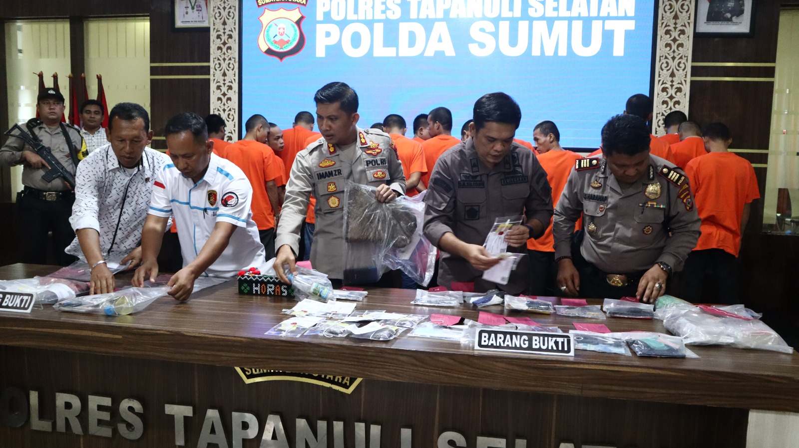 Kapolres Tapsel, AKBP Imam Zamroni, saat memaparkan hasil ungkap 27 pelaku narkoba berikut barang bukti 200 Gram sabu dan 1 Kg lebih ganja selama kurun waktu sebulan