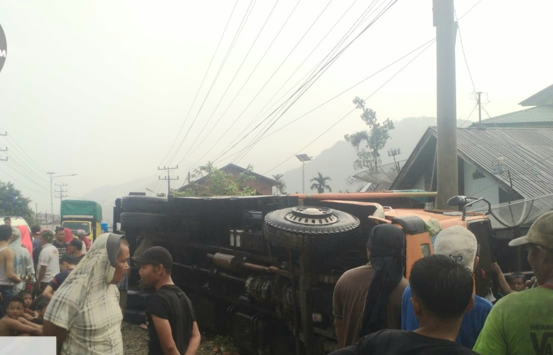 Satu unit Truk Fuso menimpa sebuah Warung di Desa Janji Manaon, Kecamatan Batang Angkola, Kabupaten Tapsel, sehingga 5 orang jadi korban atas insiden itu