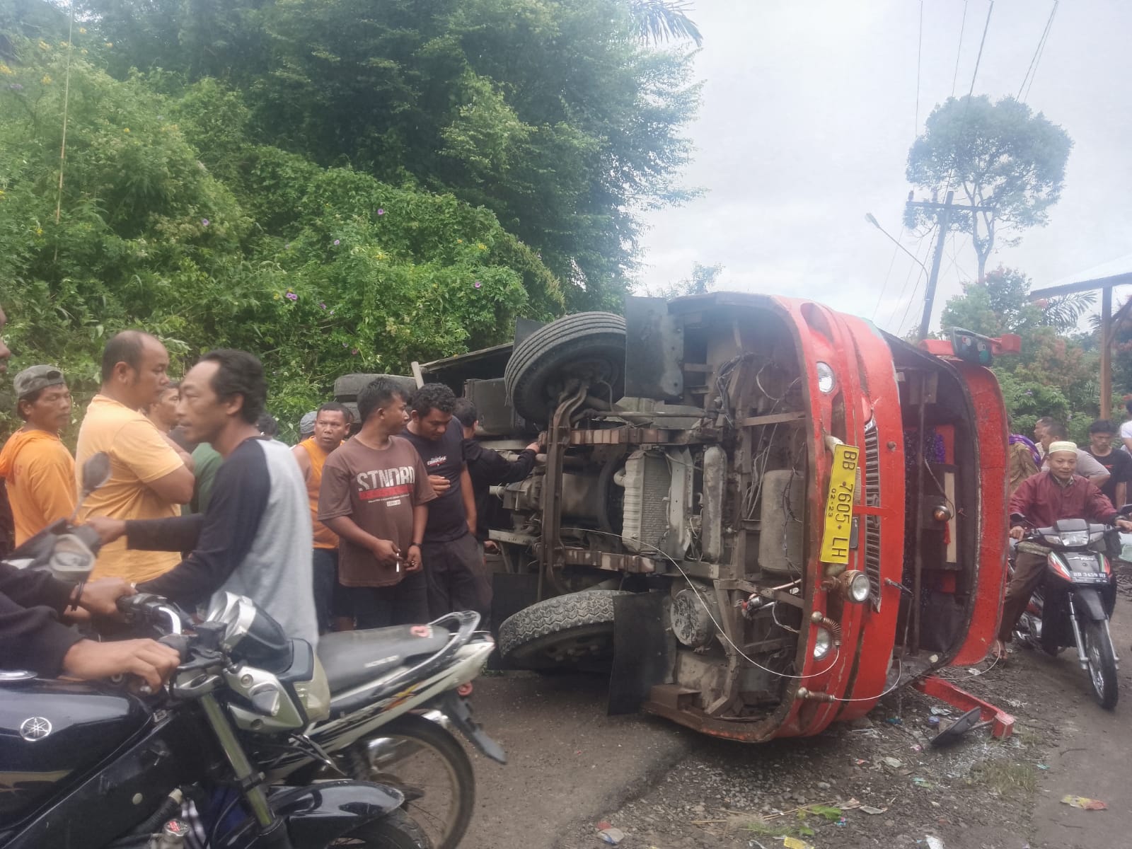 Satu unit Bus Sibualbuali terbalik setelah tak sanggup menanjak di Jalan Aek Torop, Desa Nanggar Jati Hutapadang, Kecamatan Arse, Kabupaten Tapsel