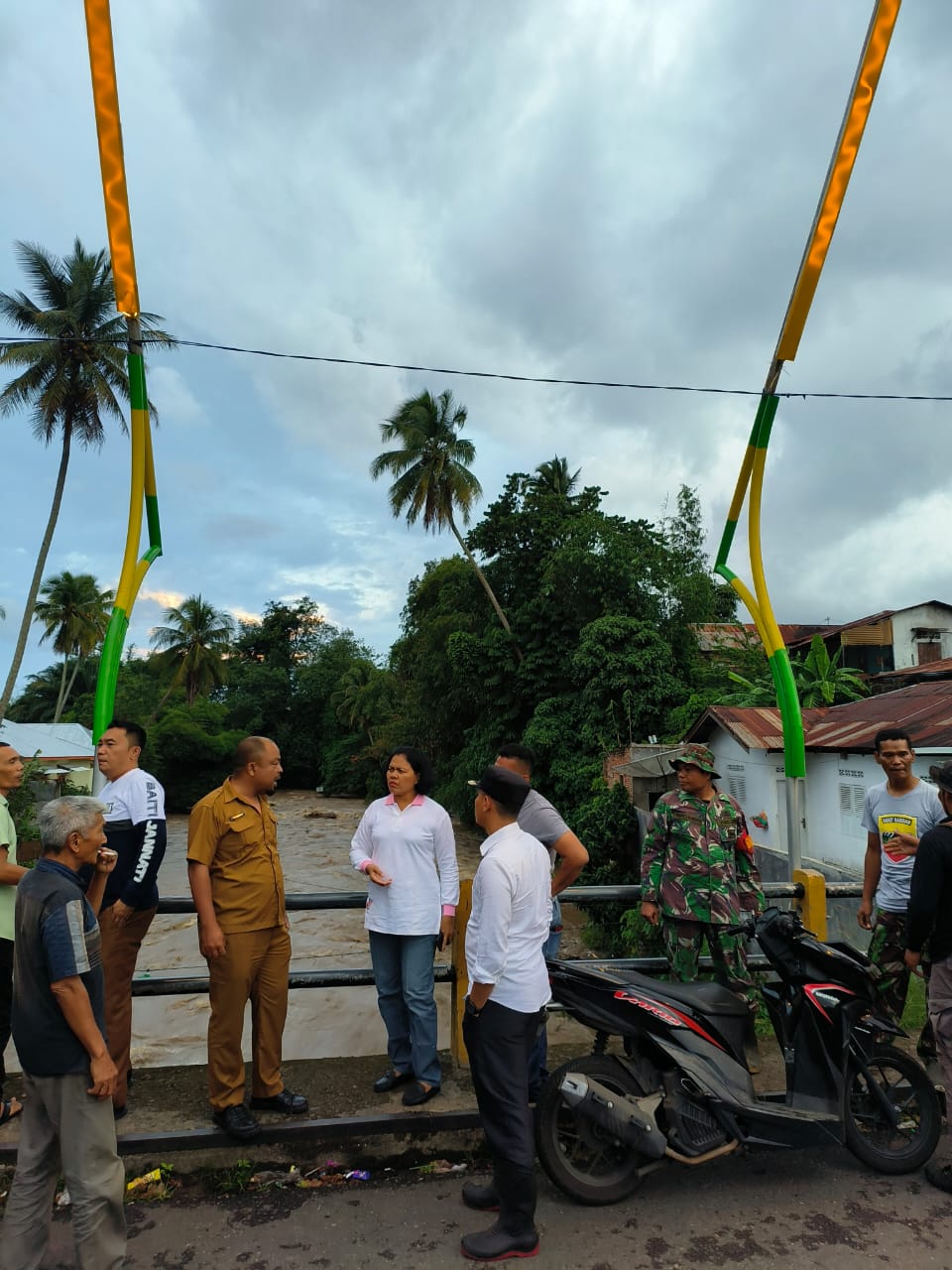 Kasat Reskrim Polres Padangsidimpuan, AKP Maria Marpaung, membaur bersama Tim pencarian gabungan guna menemukan keberadaan dua orang bocah laki-laki yang hanyut terseret arus Sungai Batang Ayumi