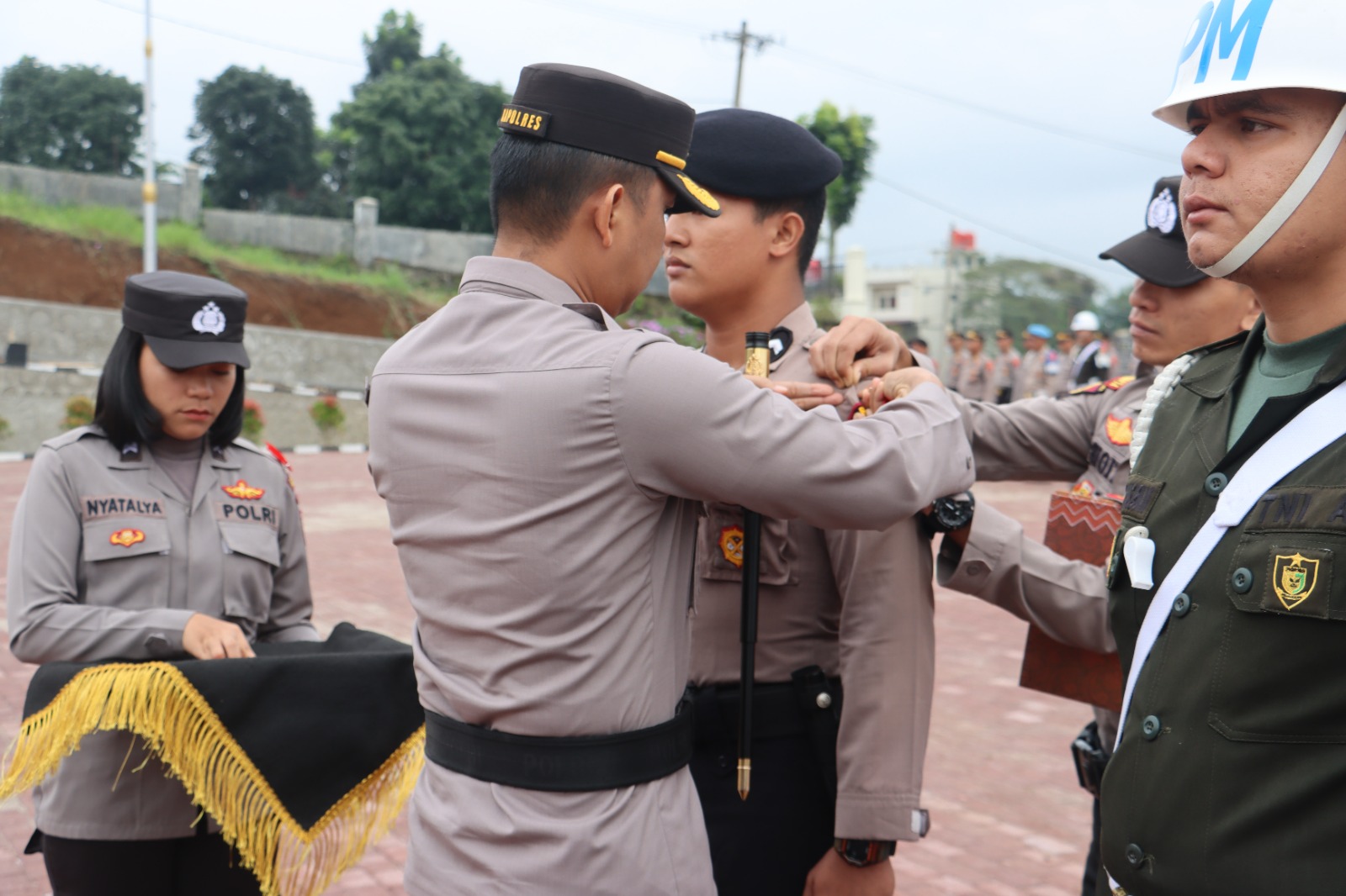 Kapolres Tapsel, AKBP Imam Zamroni, saat menyematkan pita tanda Operasi pada Ops Mantap Brata Toba 2023-2024