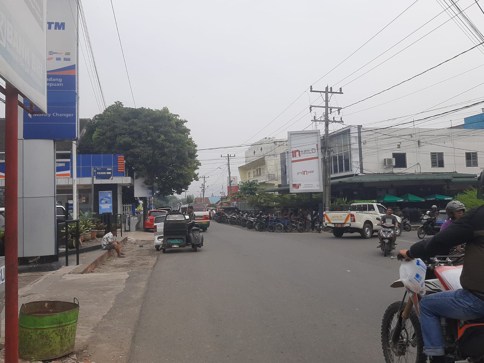 Pemandangan langit sekitar Jalan Serma Lian Kosong, Kota Padangsidimpuan yang agak kelabu