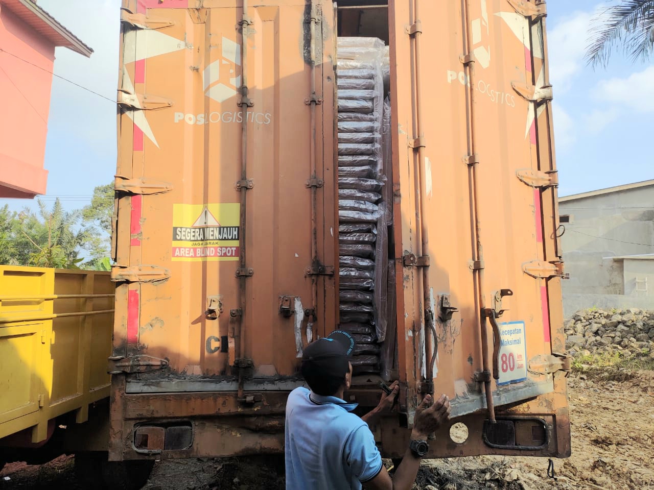 Ribuan lembar bilik suara yang merupakan logistik Pemilu 2024, diangkut menggunakan Truk PT Pos Logistics Indonesia dan mulai padati Gudang KPU Tapsel di Kelurahan Baringin, Kecamatan Sipirok