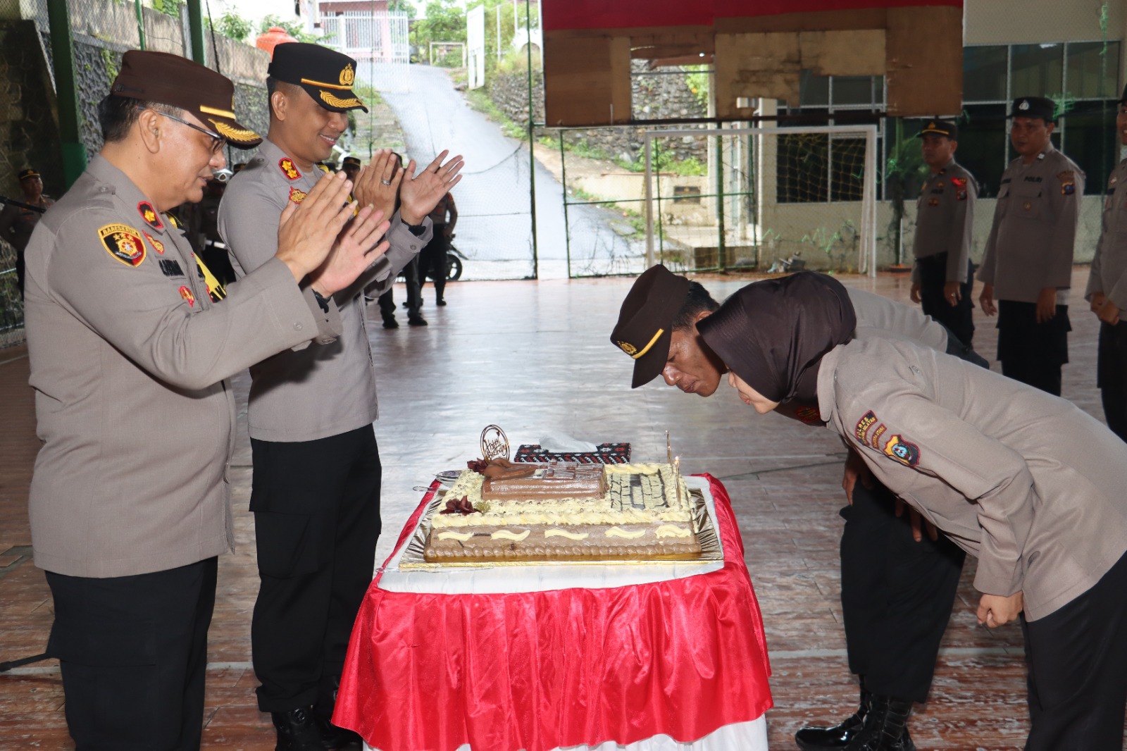 Kapolres Tapsel, AKBP Imam Zamroni, menyaksikan personelnya meniup kue ulang tahun sebagai tanda syukur